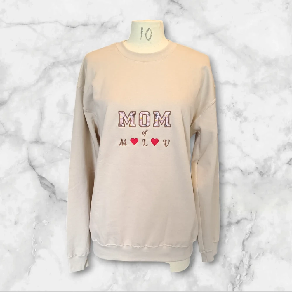 Sweat brodé personnalisé MOM + Prénom(s)