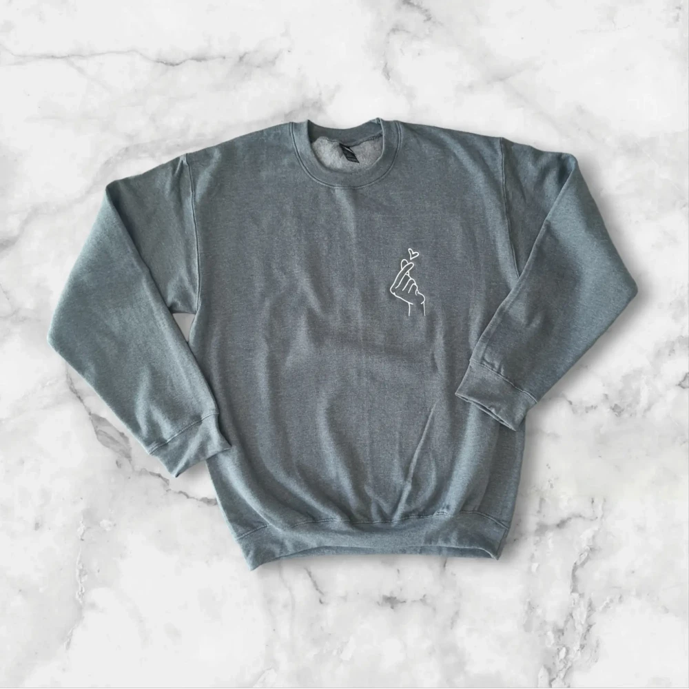 Sweat gris personnalisé brodé coeur